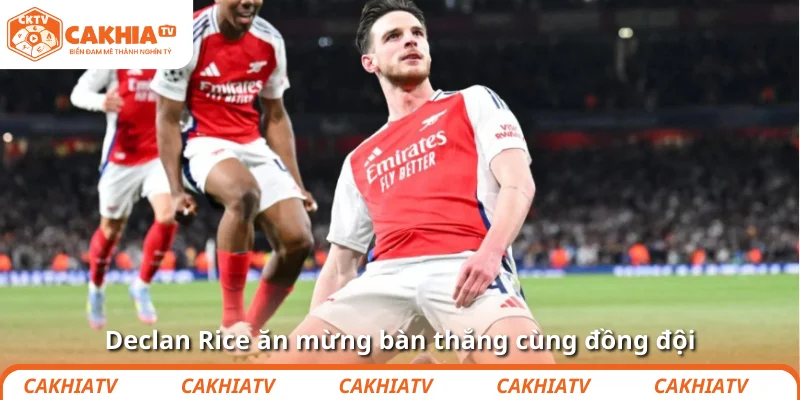 Declan Rice ăn mừng bàn thắng cùng đồng đội